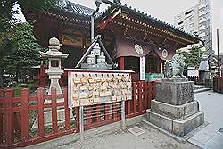 Asakusa - Asakusajinja shrine; ter bewaking van de grote tempel