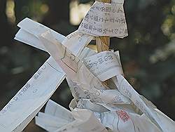 Kamakura - Tsurugaoka-Hachimangu tempel; touw met spreuken