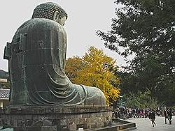 Kamakura - Kotoku klooster; de Daibutsu met aan de achterkant openslaande ramen