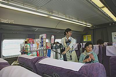 Japan - hogesnelheidstrein Shinkansen; versnaperingen zijn verkrijgbaar