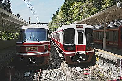Japan - Limited Express trein links, normale trein rechts