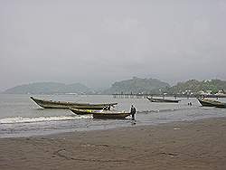 Vissersdorp bij strand van Limbe