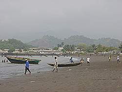 Vissersdorp bij strand van Limbe