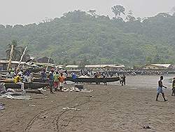 Vissersdorp bij strand van Limbe