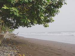 Hotel aan de kust - strand met zwart zand