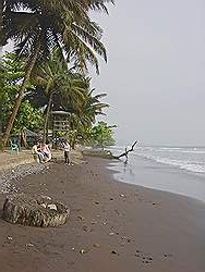 Hotel aan de kust - strand met zwart zand