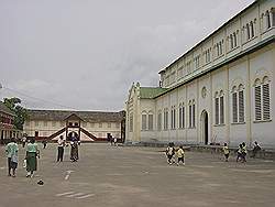 Douala- kathedraal met school