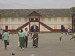 Douala- schoolplein naast kathedraal