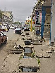 Douala - straat in business district (uitkijken met lopen op de stoep)