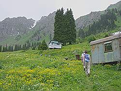 Bergwandeling - caravans van de bouwvakkers in Chimbulak