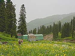 Bergwandeling - caravans van de bouwvakkers in Chimbulak