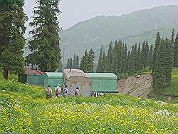 Bergwandeling - caravans van de bouwvakkers in Chimbulak