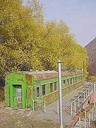 Bergtocht in de herfst - een treinwagon half tegen de berg aan, en geen spoorweg in de buurt