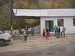 Bergtocht in de herfst - busstation (we gaan terug met het openbaar vervoer); wachten tot er een bus vertrekt