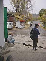 Bergtocht in de herfst - busstation (we gaan terug met het openbaar vervoer); wachten tot er een bus vertrekt