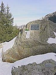 Bergtocht in de winter - monument ter nagedachtenis aan de berggidsen die in de bergen zijn gestorven