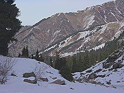 Bergtocht in de winter - Chimbulak ligt in de verte