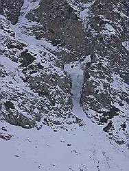 Bergtocht in de winter - bevroren waterval