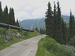 Op weg naar het Big Almaty Lake; pijpleiding vanaf het meer