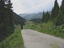 Op weg naar het Big Almaty Lake; pijpleiding vanaf het meer