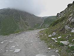 Op weg naar de 'Great Almaty Peak'; zandweggetje met stenen en rotsen