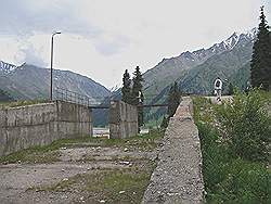 Big Almaty Lake - het overstortkanaal van de stuwdam