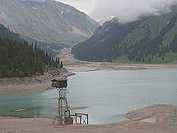 Big Almaty Lake - uitzicht vanaf de stuwdam