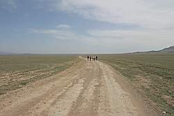 Charyn Canyon - onderweg; stukje lopen door de steppe