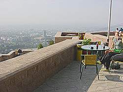 Almaty - Koktobe kabelbaan; terras met uitzicht over de stad