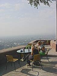 Almaty - Koktobe kabelbaan; terras met uitzicht over de stad