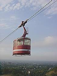 Almaty - Koktobe kabelbaan; halverwege kom je de andere cabine tegen