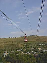 Almaty - Koktobe kabelbaan; halverwege kom je de andere cabine tegen