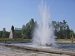 Almaty - grote regeringsgebouwen met standbeelden en fontijnen