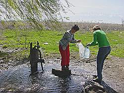 Almaty - op weg naar de steppe; water uit een 400 meter diepe bron wordt omhoog gepompt