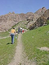 Almaty - het rivierdal van de Ili rivier; de beklimming van een hoge rotspartij