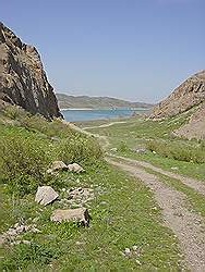 Almaty - het rivierdal van de Ili rivier; de beklimming van een hoge rotspartij