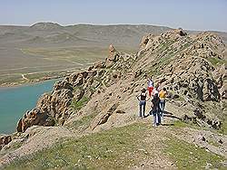 Almaty - het rivierdal van de Ili rivier; de beklimming van een hoge rotspartij