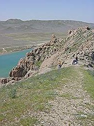 Almaty - het rivierdal van de Ili rivier; de beklimming van een hoge rotspartij