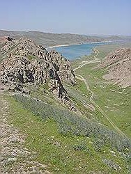 Almaty - het rivierdal van de Ili rivier; de beklimming van een hoge rotspartij