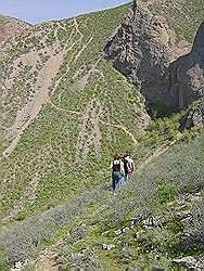 Almaty - het rivierdal van de Ili rivier; de beklimming van een hoge rotspartij