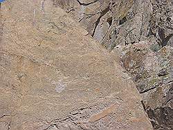 Almaty - het rivierdal; op sommige rotsen staan boedhistische inscripties, die 750 tot 1000 jaar oud zijn. Ze zijn vermoedelijk gemaakt door Tibetaanse boedhisten, die met de boot over de Ili rivier naar Kazakhstan zijn gekomen.