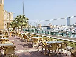 Kuwait stad - jachthaven met terrassen bij het Al Sharq winkelcentrum