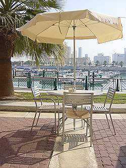 Kuwait stad - jachthaven met terras bij het Al Sharq winkelcentrum