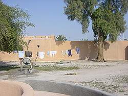 Musea in Kuwait - het rode fort in Jahra; een betonmixer als wasmachine??????