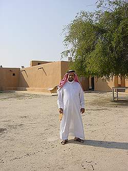 Musea in Kuwait - het rode fort in Jahra; deze meneer wilde graag op de foto
