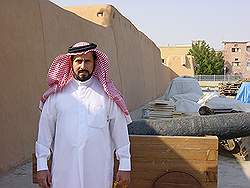 Musea in Kuwait - het rode fort in Jahra; deze meneer wilde graag op de foto; heel graag