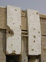 De weg naar Irak - kapot geschoten gebouw