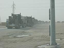 De weg naar Irak - de grensovergang tussen Kuwait en Irak; militairen op weg naar Irak