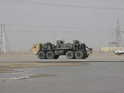 De weg naar Irak - de grensovergang tussen Kuwait en Irak; militairen op weg naar Irak