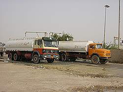 De weg naar Irak - de grensovergang tussen Kuwait en Irak; tankwagens worden met water gevuld en rijden dan richting Irak